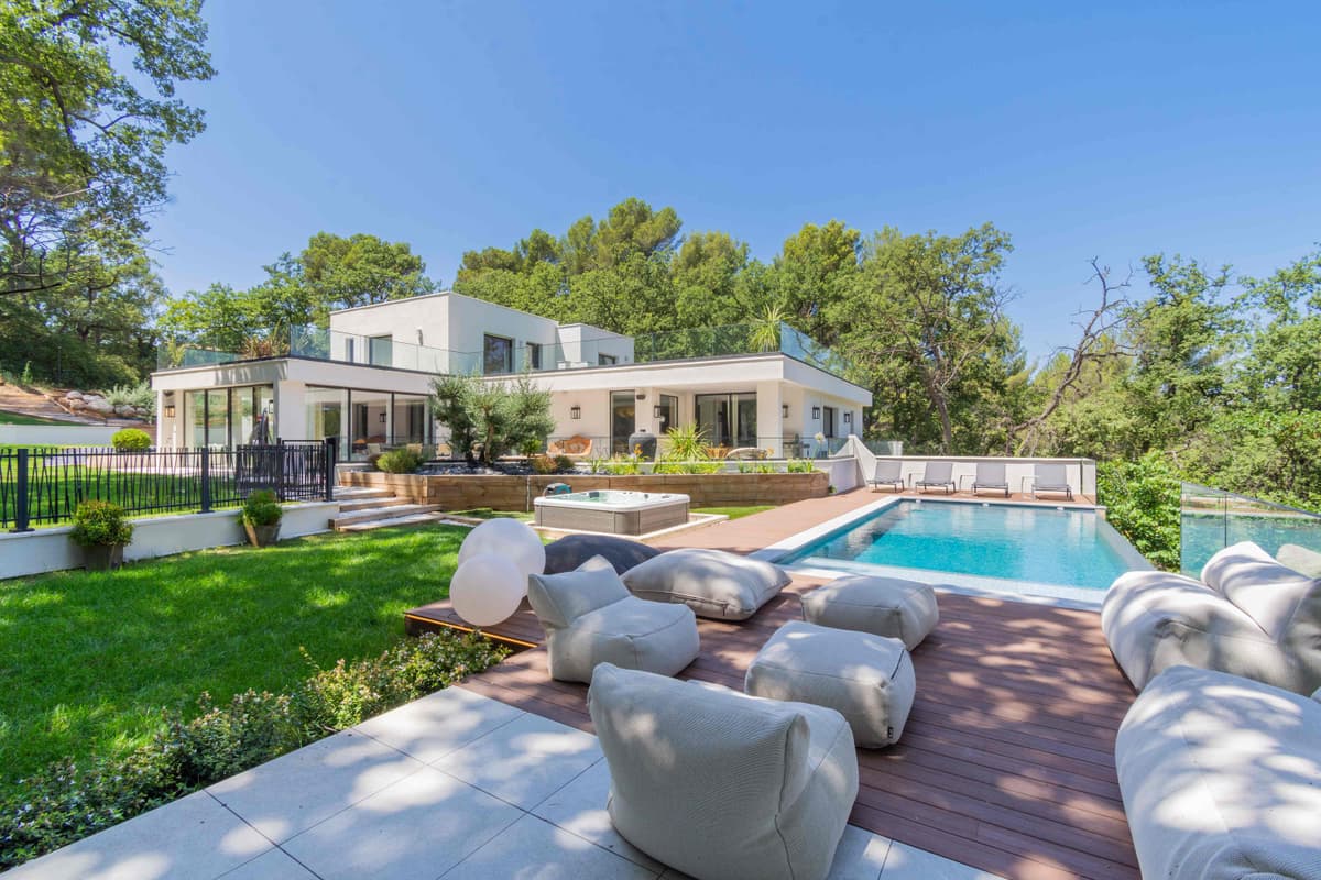 Villa contemporaine avec piscine infinity