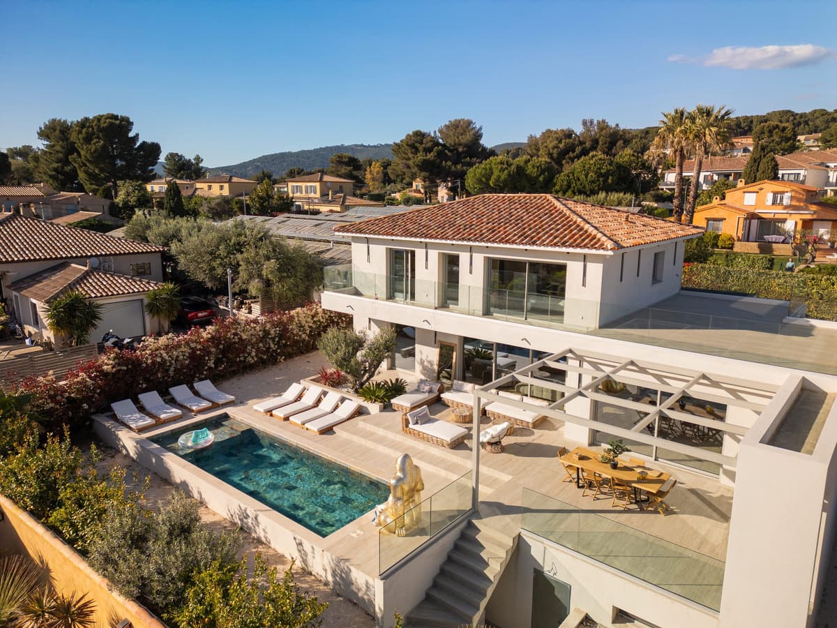Villa provençale avec piscine, pergola et terrasse en pierre