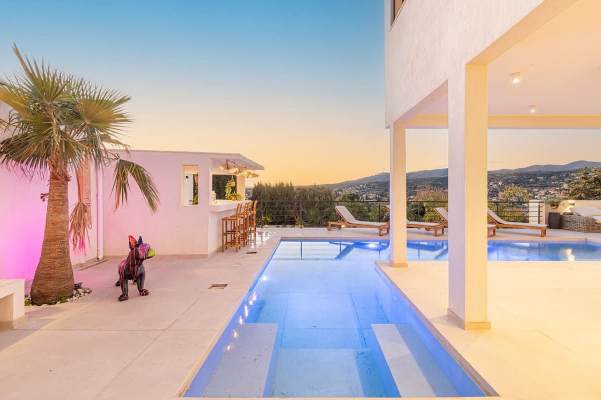 Piscine illuminée au crépuscule
